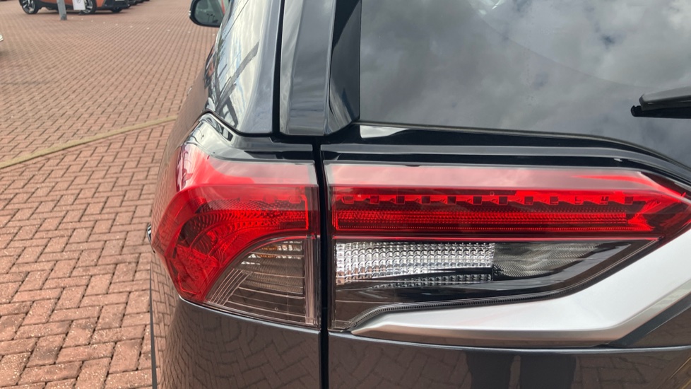 Toyota RAV4 2.5 VVT-i Hybrid Design 5dr CVT 2WD Hybrid Estate - Image 21