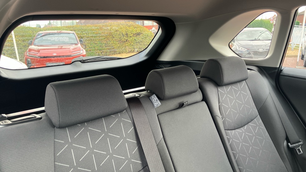 Toyota RAV4 2.5 VVT-i Hybrid Design 5dr CVT 2WD Hybrid Estate - Image 35