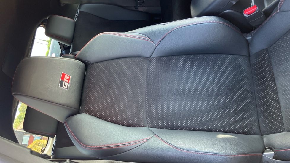 Toyota Yaris Cross 1.5 Hybrid GR Sport 5dr CVT Hybrid Estate - Image 14