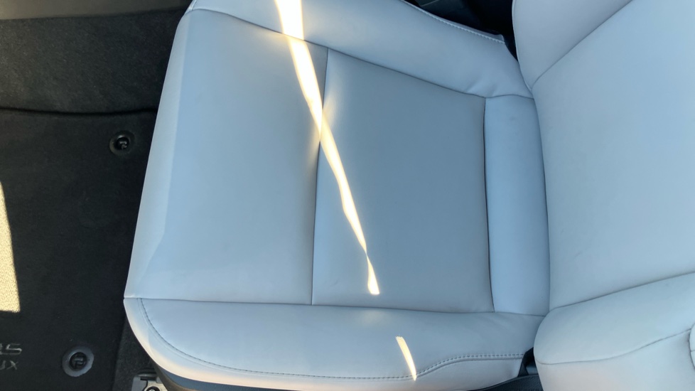 Lexus UX 250h 2.0 F-Sport Design 5dr CVT Hybrid Hatchback - Image 17