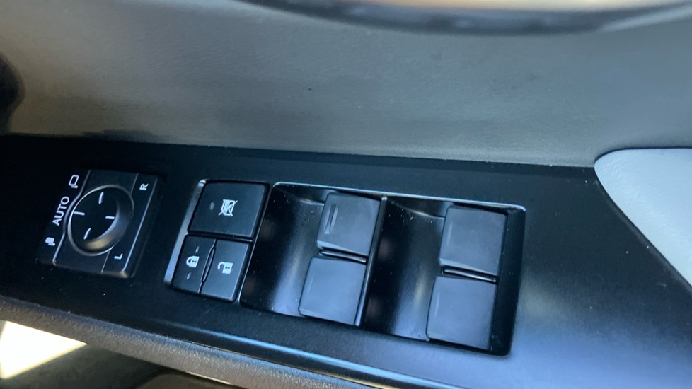 Lexus UX 250h 2.0 F-Sport Design 5dr CVT Hybrid Hatchback - Image 30