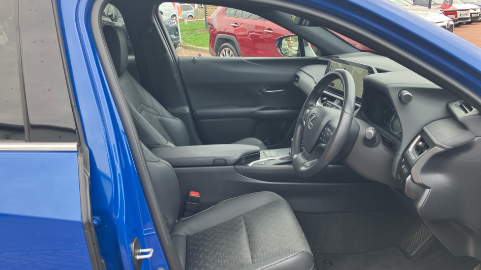 Lexus UX 250h 2.0 Takumi 5dr CVT Hybrid Hatchback - Image 12