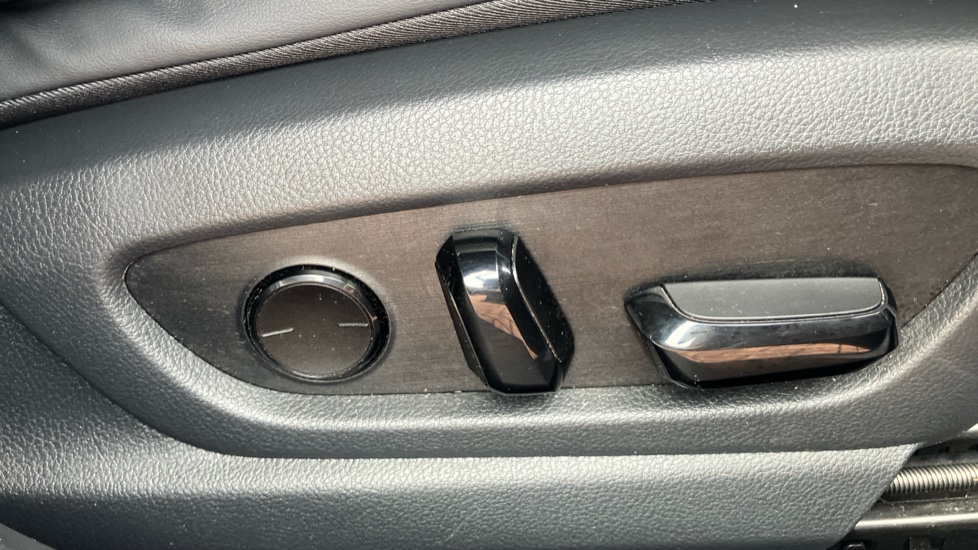 Lexus UX 250h 2.0 Takumi 5dr CVT Hybrid Hatchback - Image 29