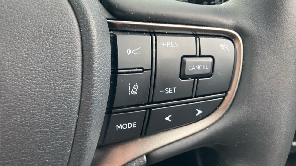 Lexus UX 250h 2.0 Takumi 5dr CVT Hybrid Hatchback - Image 30