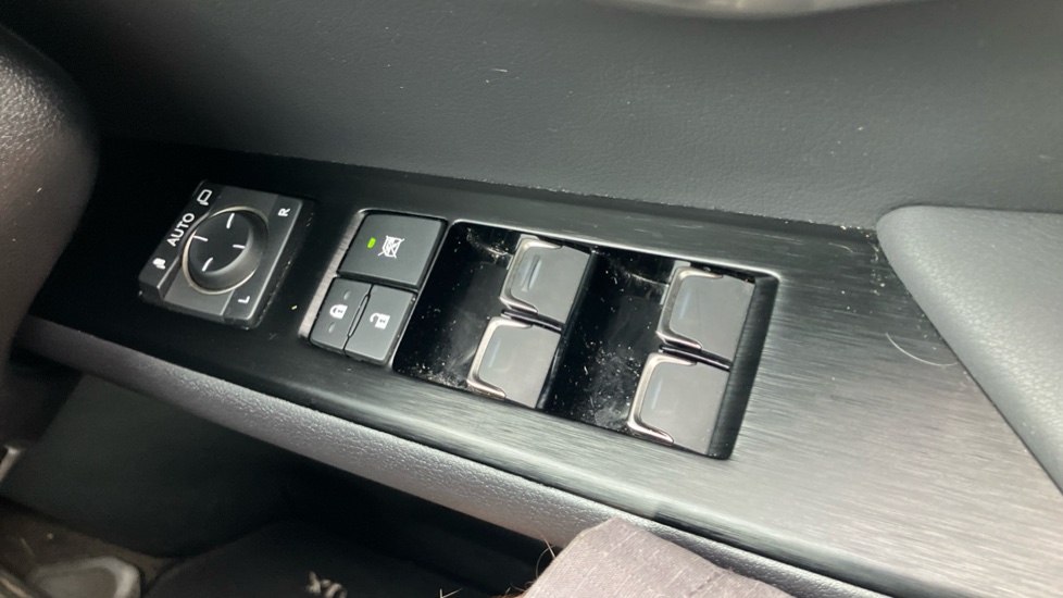 Lexus UX 250h 2.0 Takumi 5dr CVT Hybrid Hatchback - Image 31