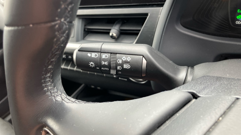Lexus UX 250h 2.0 Takumi 5dr CVT Hybrid Hatchback - Image 32