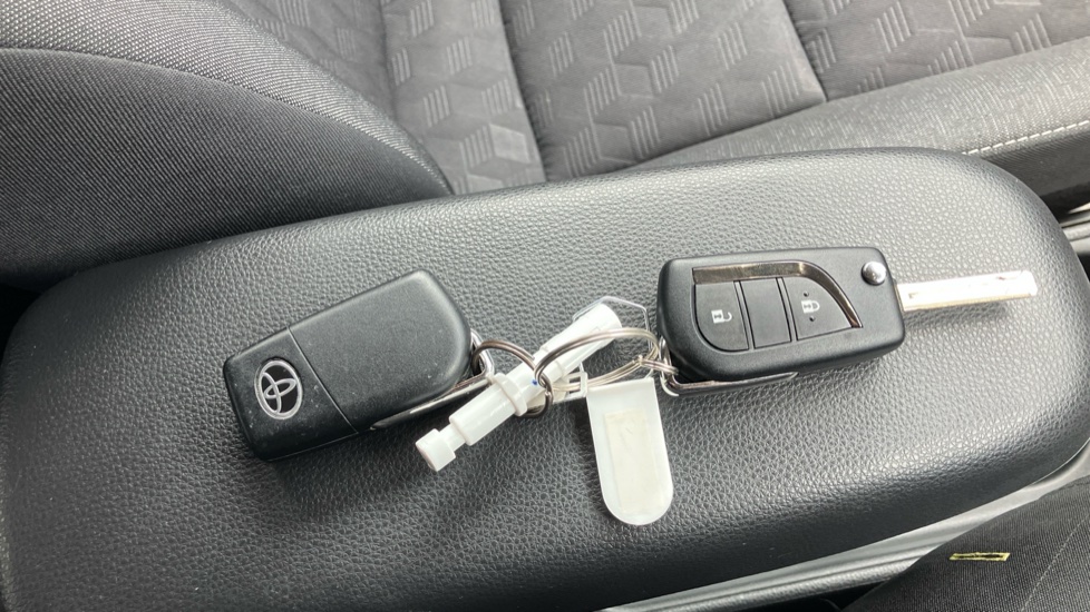 Toyota Yaris 1.5 Hybrid Design 5dr CVT Hybrid Hatchback - Image 28