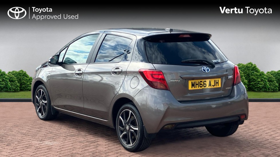 Toyota Yaris 1.5 Hybrid Design 5dr CVT Hybrid Hatchback - Image 4