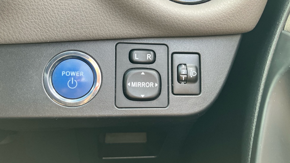 Toyota Yaris 1.5 Hybrid Design 5dr CVT Hybrid Hatchback - Image 16