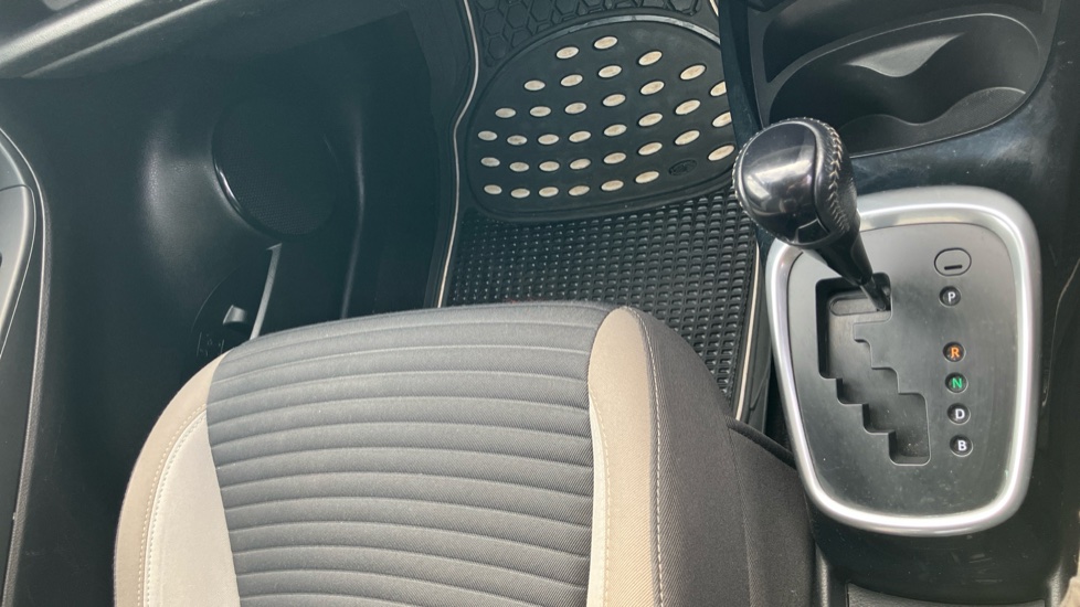 Toyota Yaris 1.5 Hybrid Design 5dr CVT Hybrid Hatchback - Image 56