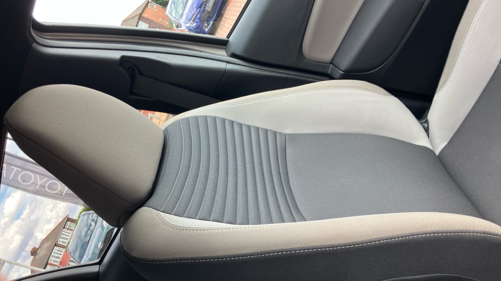 Toyota Yaris 1.5 Hybrid Design 5dr CVT Hybrid Hatchback - Image 57