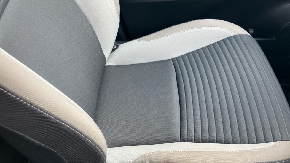 Toyota Yaris 1.5 Hybrid Design 5dr CVT Hybrid Hatchback - Image 58
