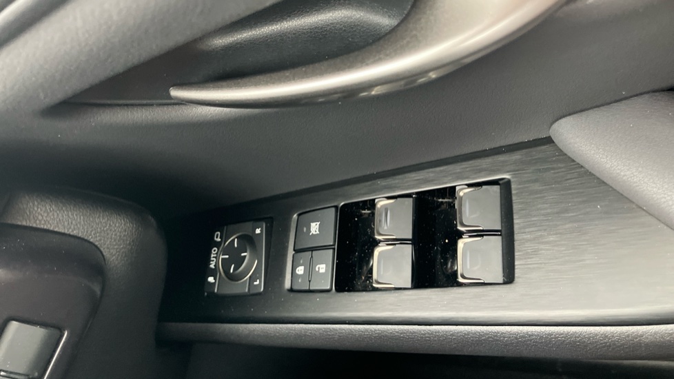 Lexus UX 250h 2.0 Takumi 5dr CVT Hybrid Hatchback - Image 31