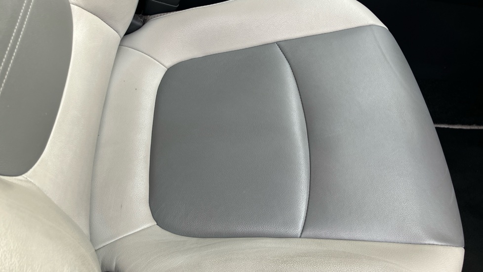 Toyota RAV4 2.5 VVT-i Hybrid Excel 5dr CVT Hybrid Estate - Image 17