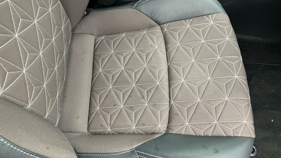 Toyota Yaris Cross 1.5 Hybrid Excel 5dr CVT Hybrid Estate - Image 17