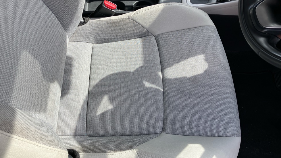 Toyota Yaris 1.5 Hybrid Excel 5dr CVT Hybrid Hatchback - Image 17
