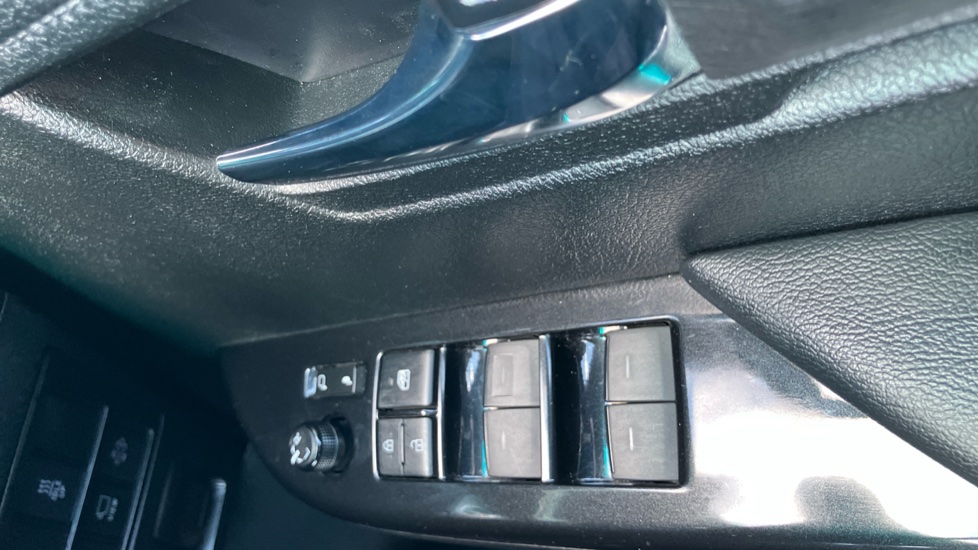 Toyota Hilux Diesel Invincible X D/Cab Pick Up 2.8 D 48V Auto - Image 31