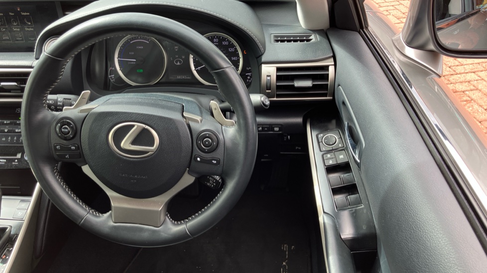 Lexus IS 300h Luxury 4dr CVT Auto Hybrid Saloon - Image 10