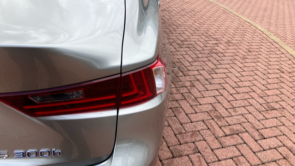 Lexus IS 300h Luxury 4dr CVT Auto Hybrid Saloon - Image 21