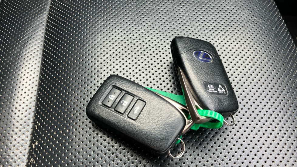 Lexus IS 300h Luxury 4dr CVT Auto Hybrid Saloon - Image 28