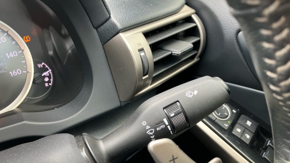 Lexus IS 300h Luxury 4dr CVT Auto Hybrid Saloon - Image 32