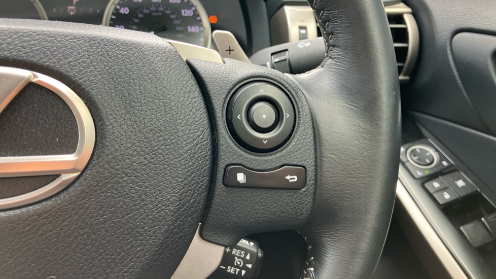 Lexus IS 300h Luxury 4dr CVT Auto Hybrid Saloon - Image 34