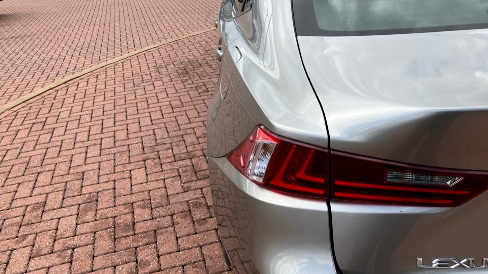 Lexus IS 300h Luxury 4dr CVT Auto Hybrid Saloon - Image 36