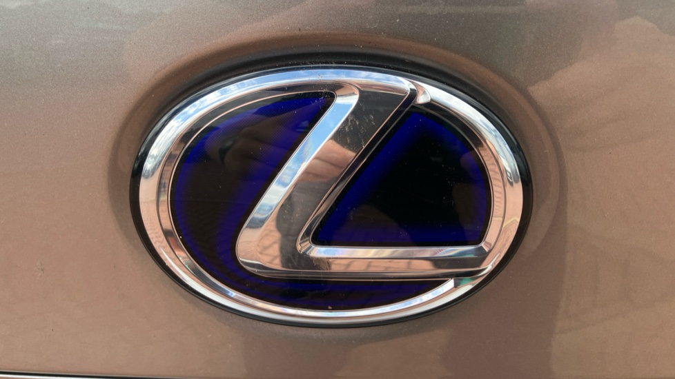 Lexus IS 300h Luxury 4dr CVT Auto Hybrid Saloon - Image 57