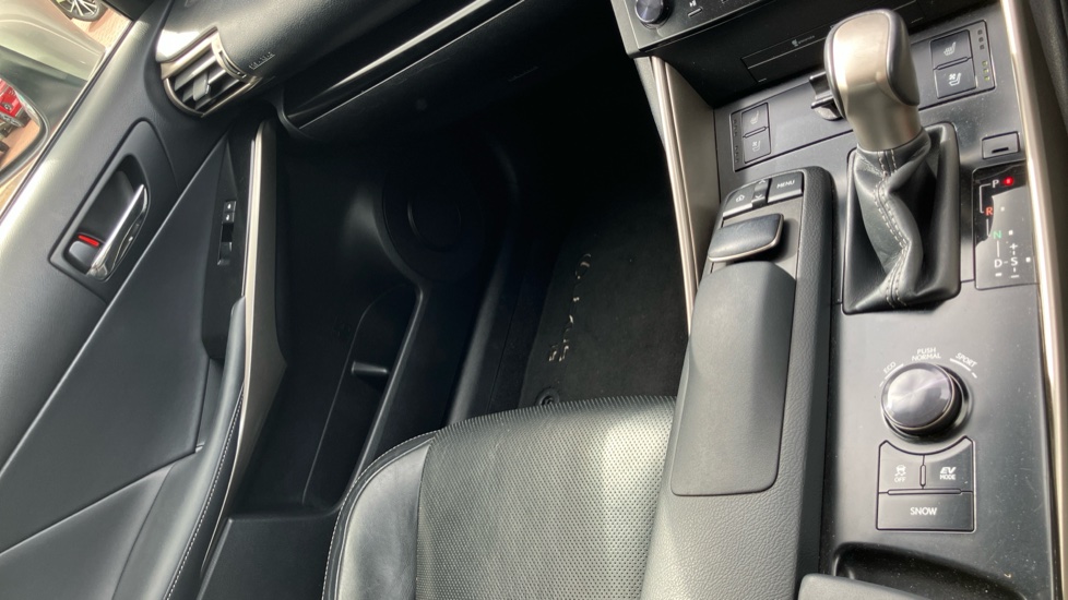 Lexus IS 300h Luxury 4dr CVT Auto Hybrid Saloon - Image 63