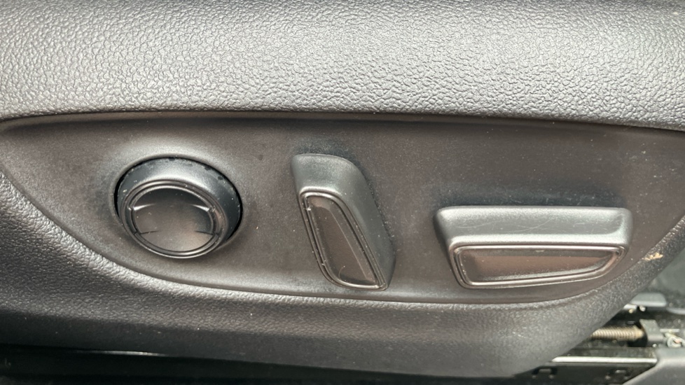 Toyota Highlander 2.5 VVT-i Hybrid Excel Premium 5dr CVT Hybrid Estate - Image 29