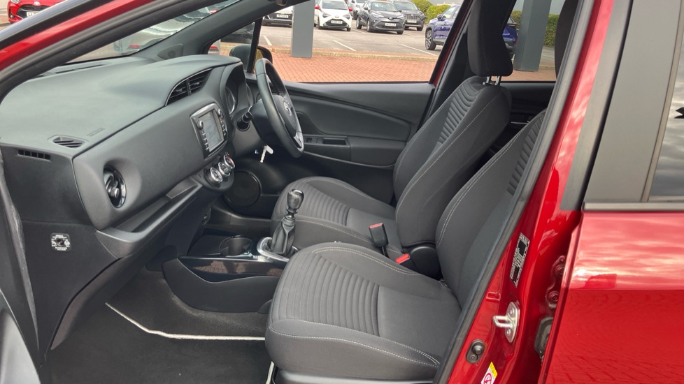 Toyota Yaris 1.5 VVT-i Blue Bi-tone 5dr Petrol Hatchback - Image 5