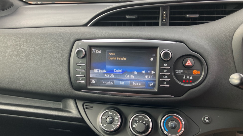 Toyota Yaris 1.5 VVT-i Blue Bi-tone 5dr Petrol Hatchback - Image 9