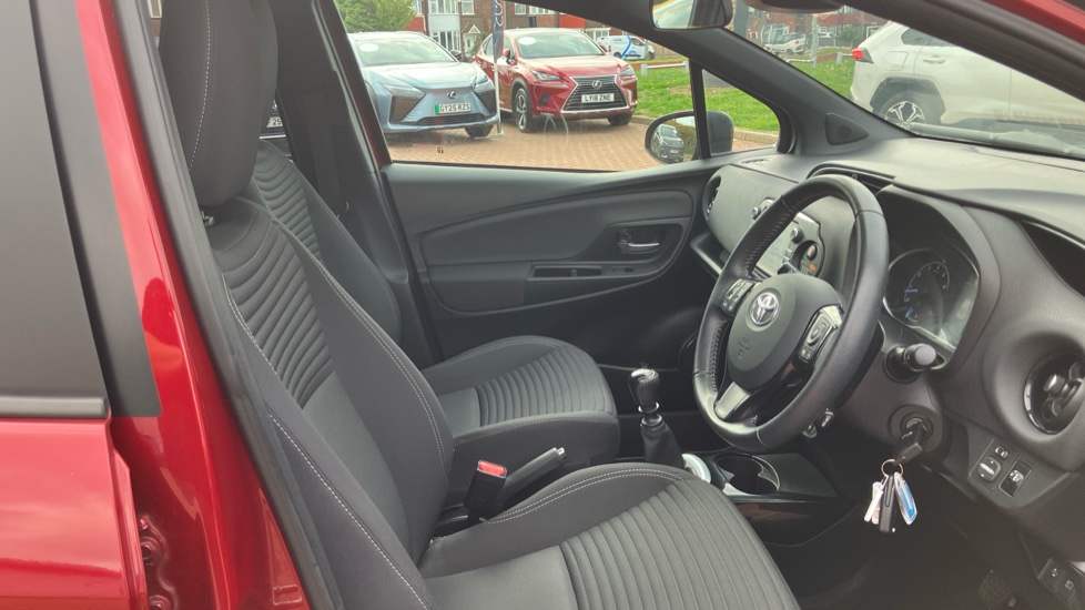 Toyota Yaris 1.5 VVT-i Blue Bi-tone 5dr Petrol Hatchback - Image 12