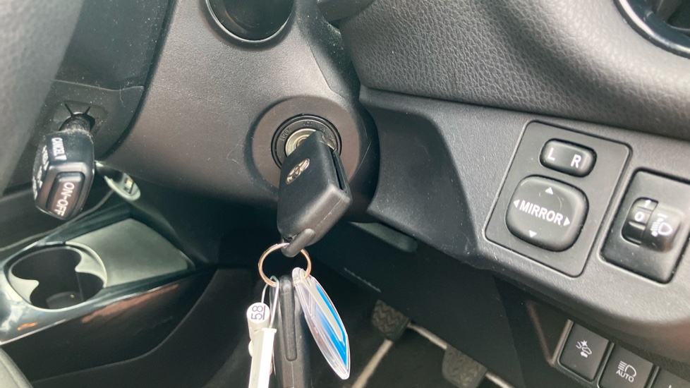 Toyota Yaris 1.5 VVT-i Blue Bi-tone 5dr Petrol Hatchback - Image 16