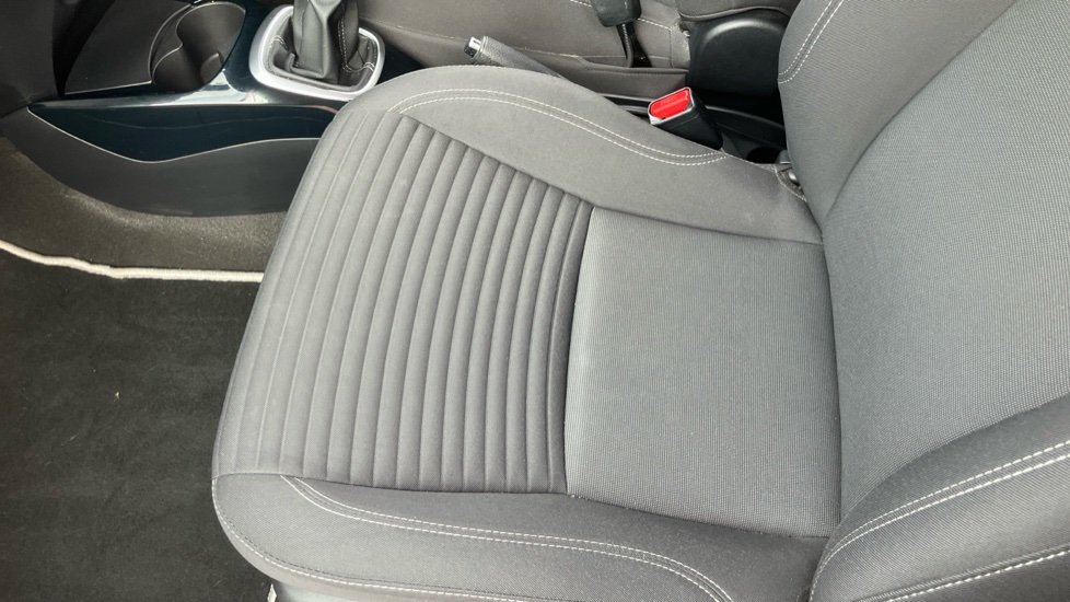 Toyota Yaris 1.5 VVT-i Blue Bi-tone 5dr Petrol Hatchback - Image 17