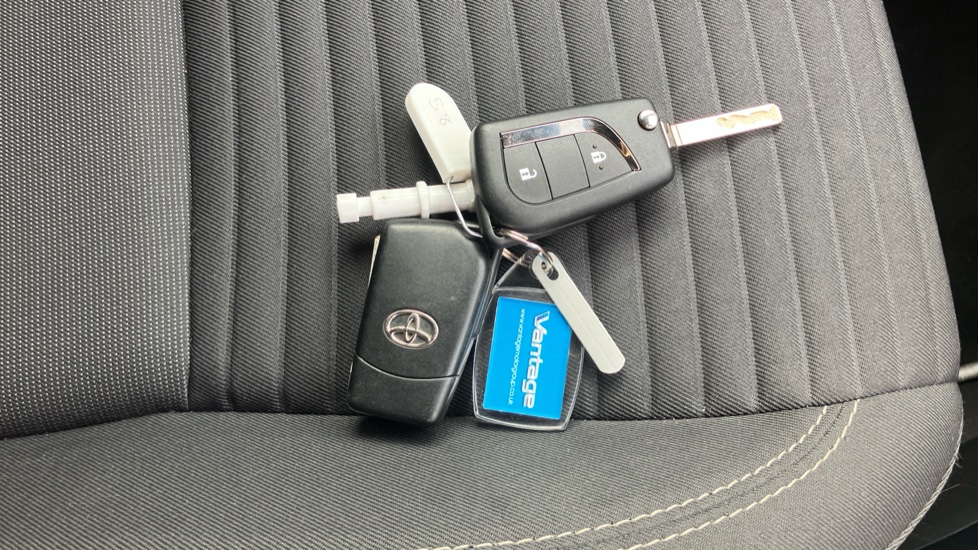 Toyota Yaris 1.5 VVT-i Blue Bi-tone 5dr Petrol Hatchback - Image 28