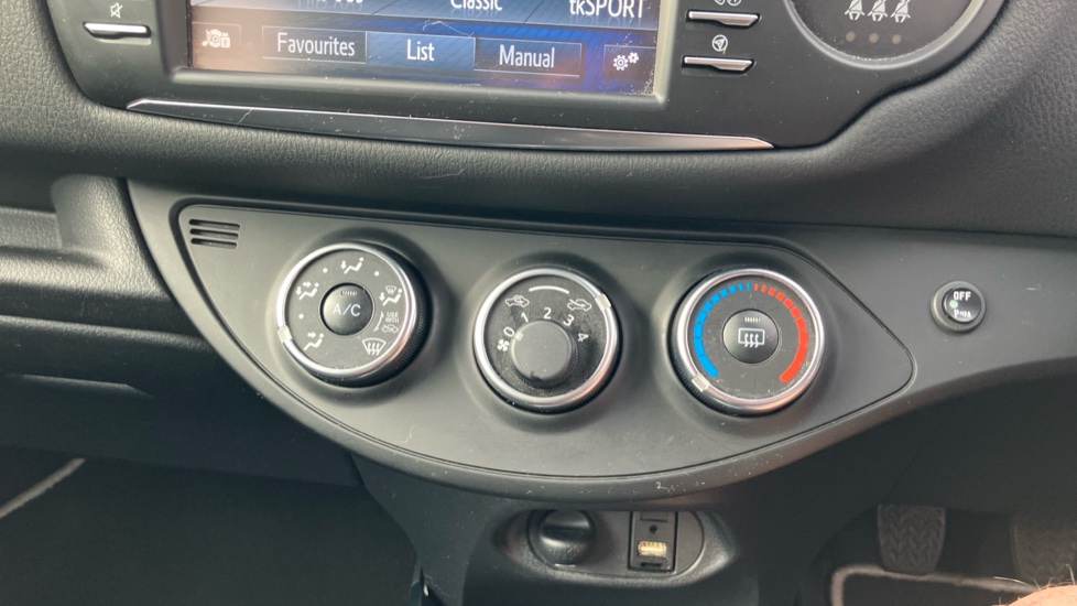 Toyota Yaris 1.5 VVT-i Blue Bi-tone 5dr Petrol Hatchback - Image 33
