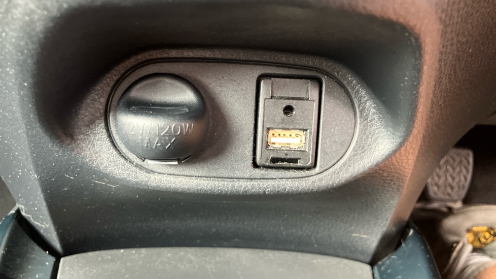 Toyota Yaris 1.5 VVT-i Blue Bi-tone 5dr Petrol Hatchback - Image 34