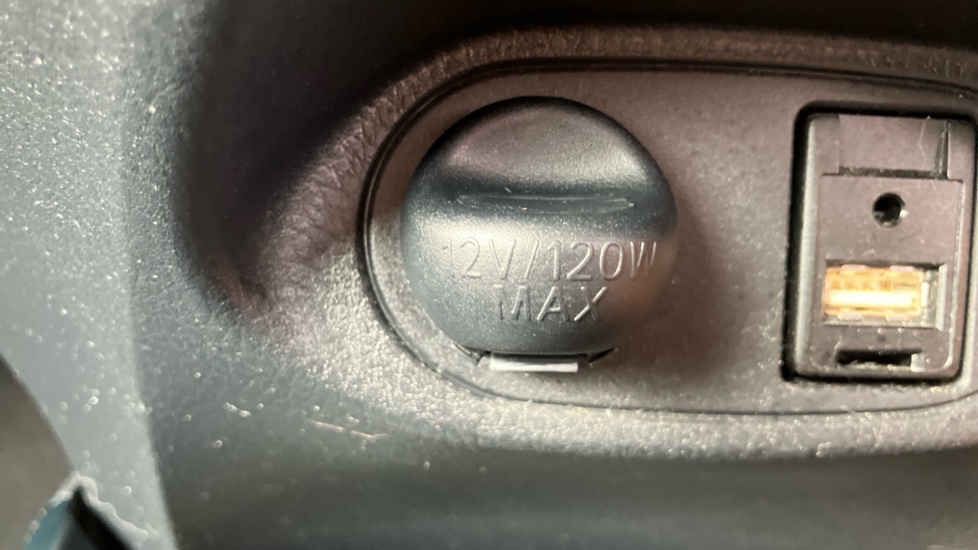 Toyota Yaris 1.5 VVT-i Blue Bi-tone 5dr Petrol Hatchback - Image 35