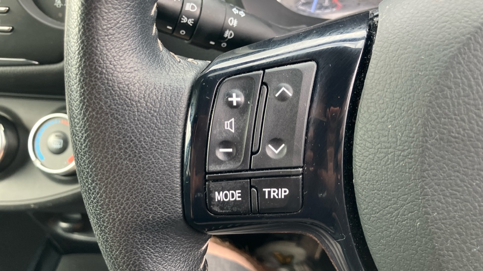 Toyota Yaris 1.5 VVT-i Blue Bi-tone 5dr Petrol Hatchback - Image 36