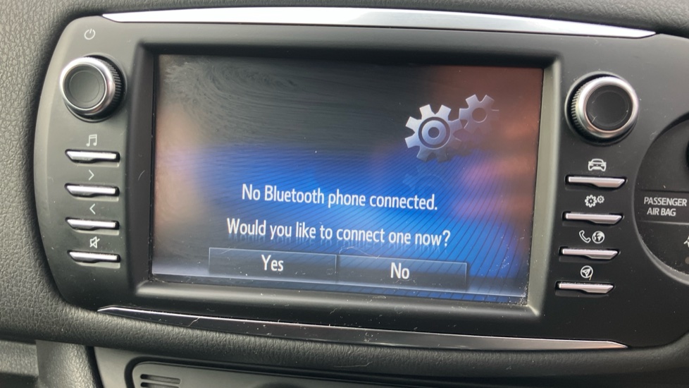 Toyota Yaris 1.5 VVT-i Blue Bi-tone 5dr Petrol Hatchback - Image 37