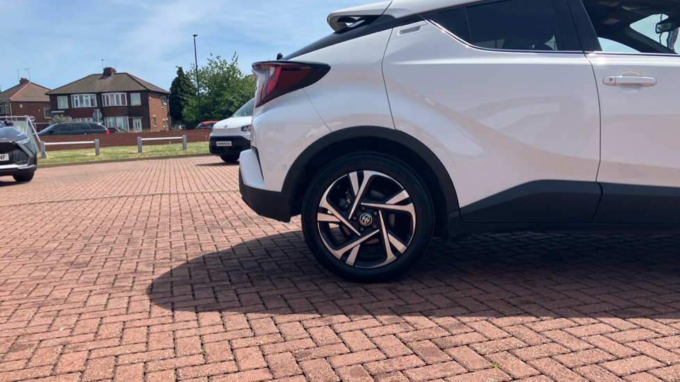 Toyota C-HR 1.8 Hybrid Design 5dr CVT Hybrid Hatchback - Image 25