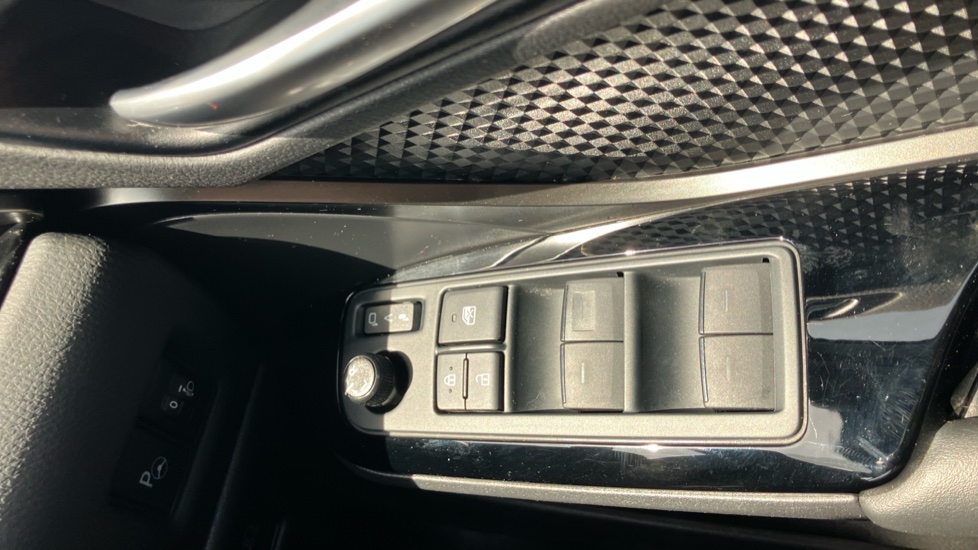 Toyota C-HR 1.8 Hybrid Design 5dr CVT Hybrid Hatchback - Image 30