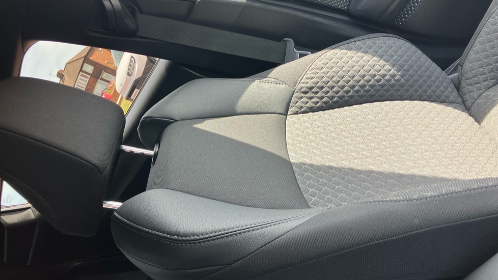 Toyota C-HR 1.8 Hybrid Design 5dr CVT Hybrid Hatchback - Image 58