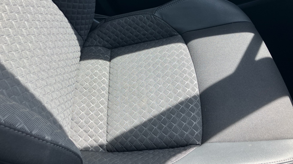 Toyota C-HR 1.8 Hybrid Design 5dr CVT Hybrid Hatchback - Image 59