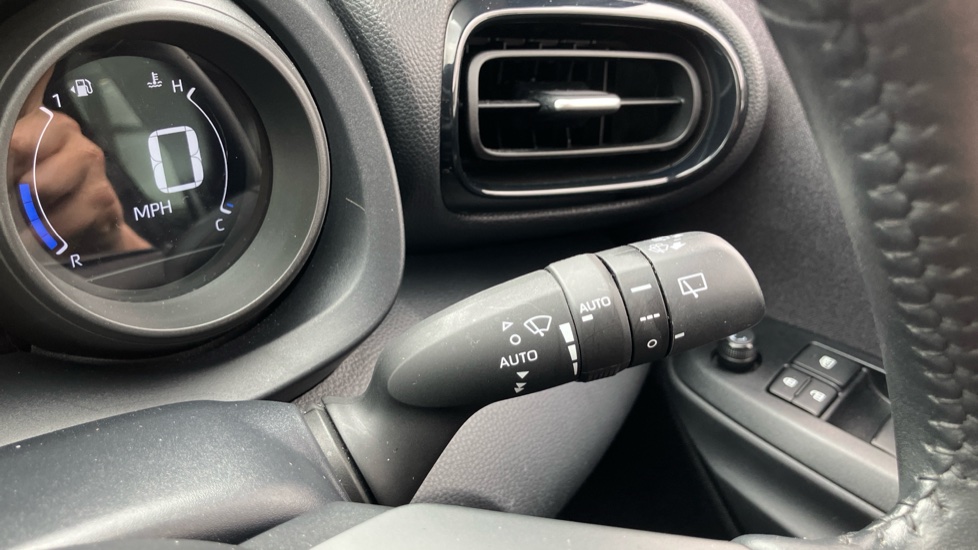 Toyota Yaris 1.5 Hybrid Design 5dr CVT Hybrid Hatchback - Image 32