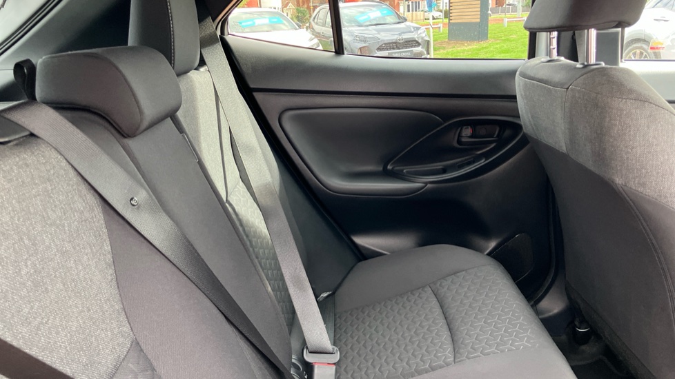 Toyota Yaris Cross 1.5 Hybrid Design 5dr CVT Hybrid Estate - Image 8