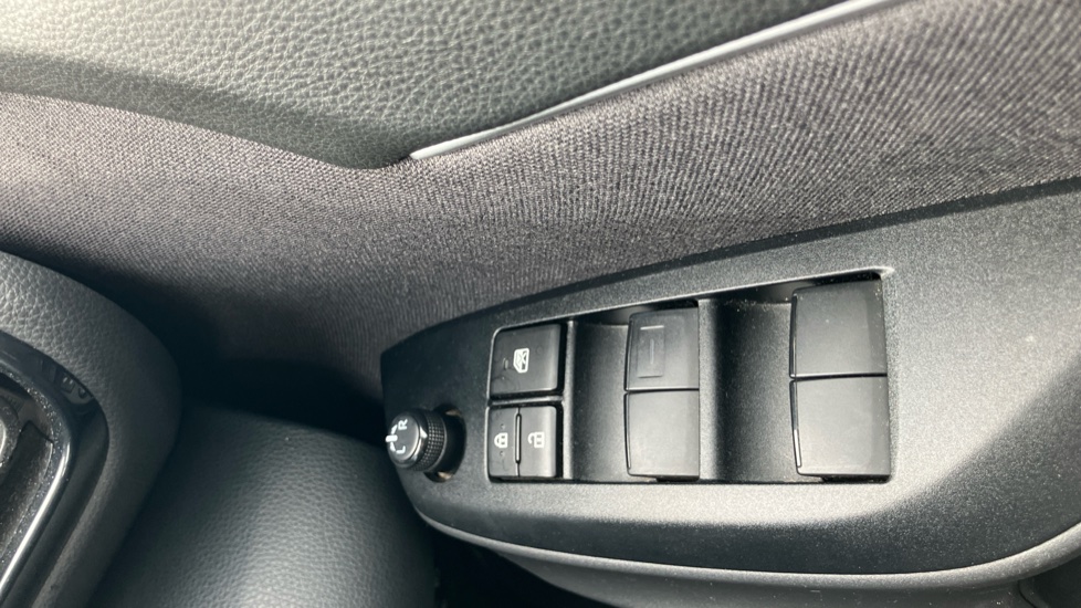 Toyota Yaris Cross 1.5 Hybrid Design 5dr CVT Hybrid Estate - Image 30