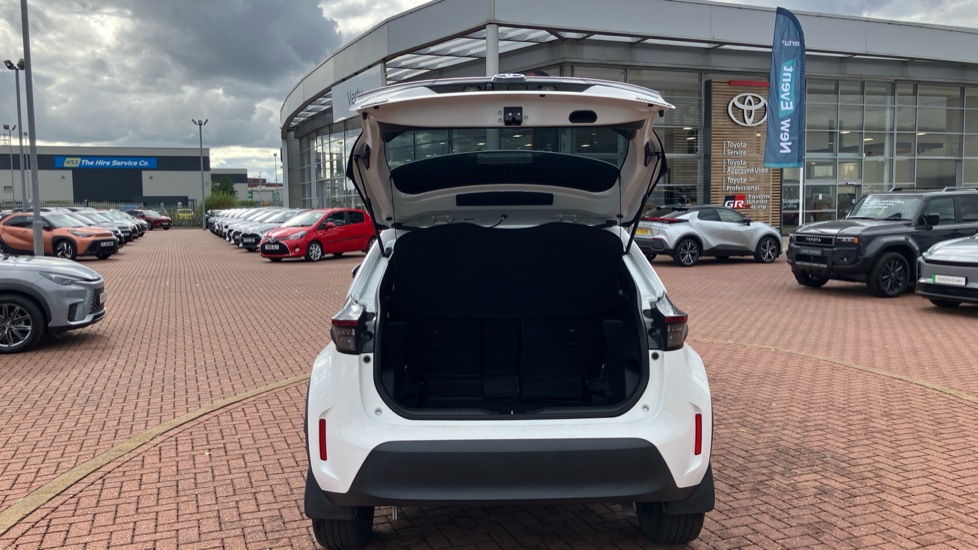 Toyota Yaris Cross 1.5 Hybrid Design 5dr CVT Hybrid Estate - Image 53