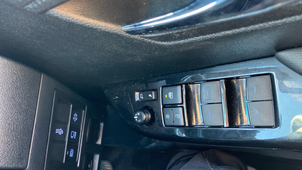 Toyota Hilux Diesel Invincible X D/Cab Pick Up 2.8 D 48V Auto - Image 30